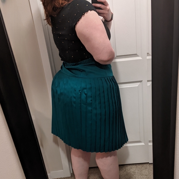 Plus Size Vintage Pleated Schoolgirl Skirt - Picture 3 of 8